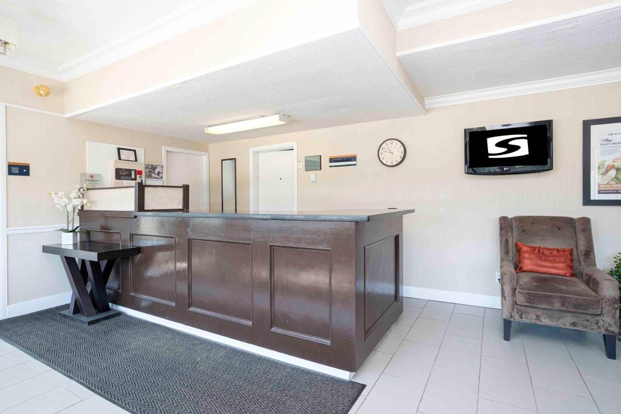 Sandman Inn Blue River Bagian luar foto