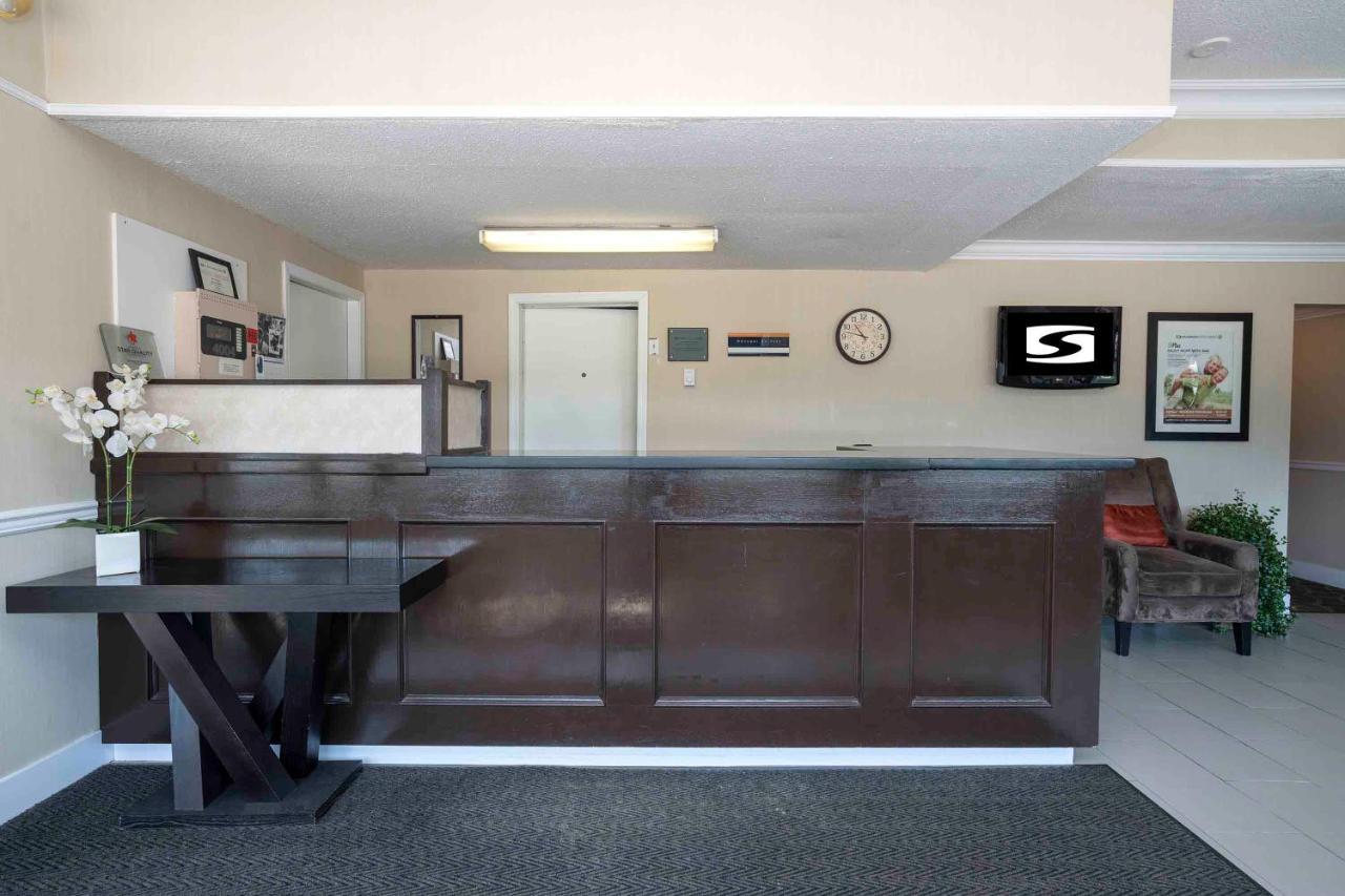 Sandman Inn Blue River Bagian luar foto