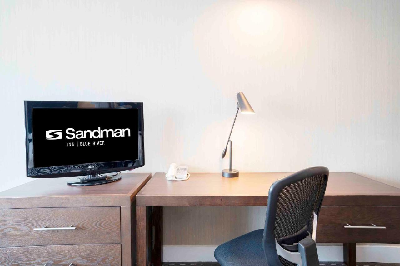 Sandman Inn Blue River Bagian luar foto