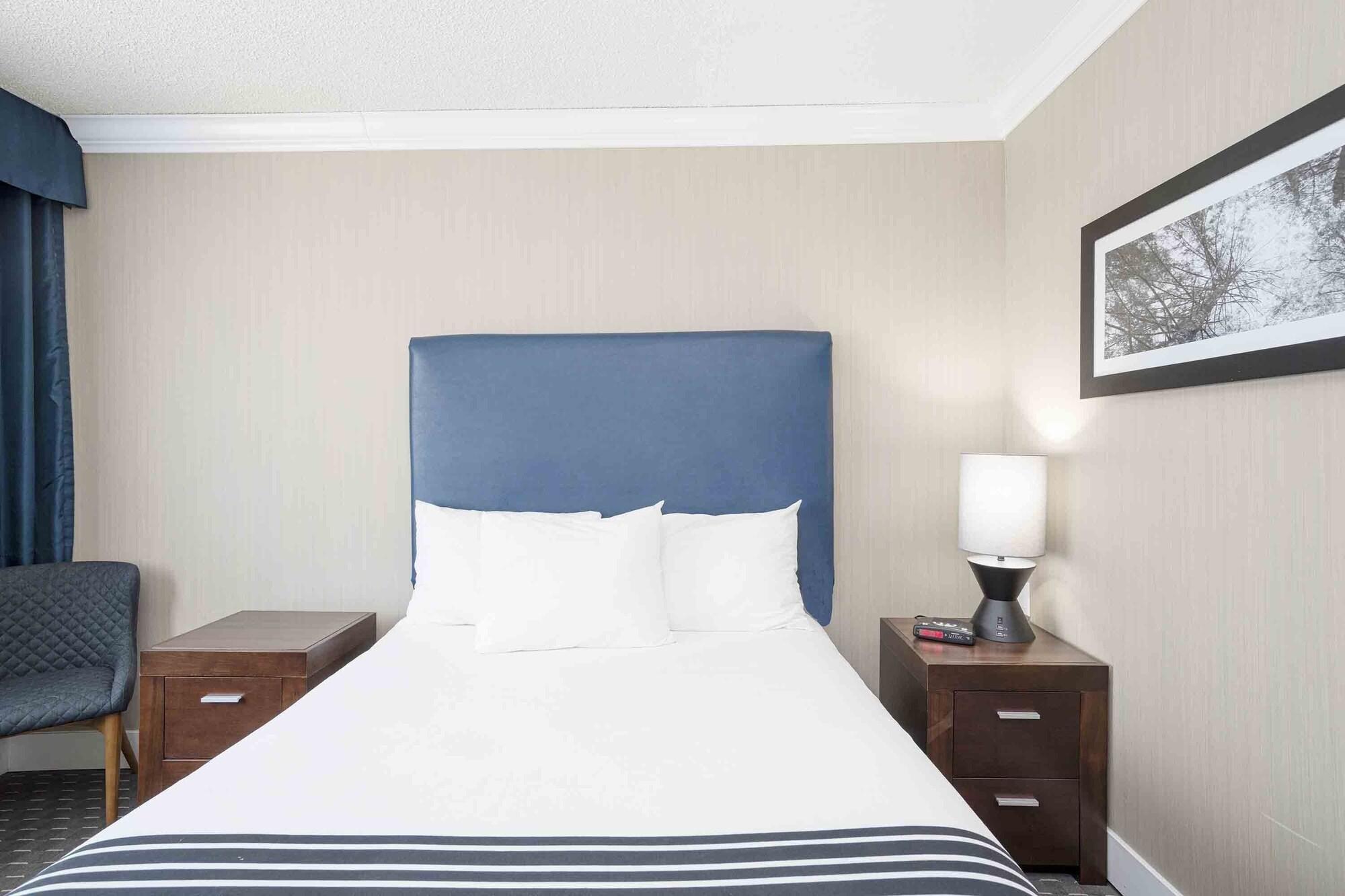Sandman Inn Blue River Bagian luar foto
