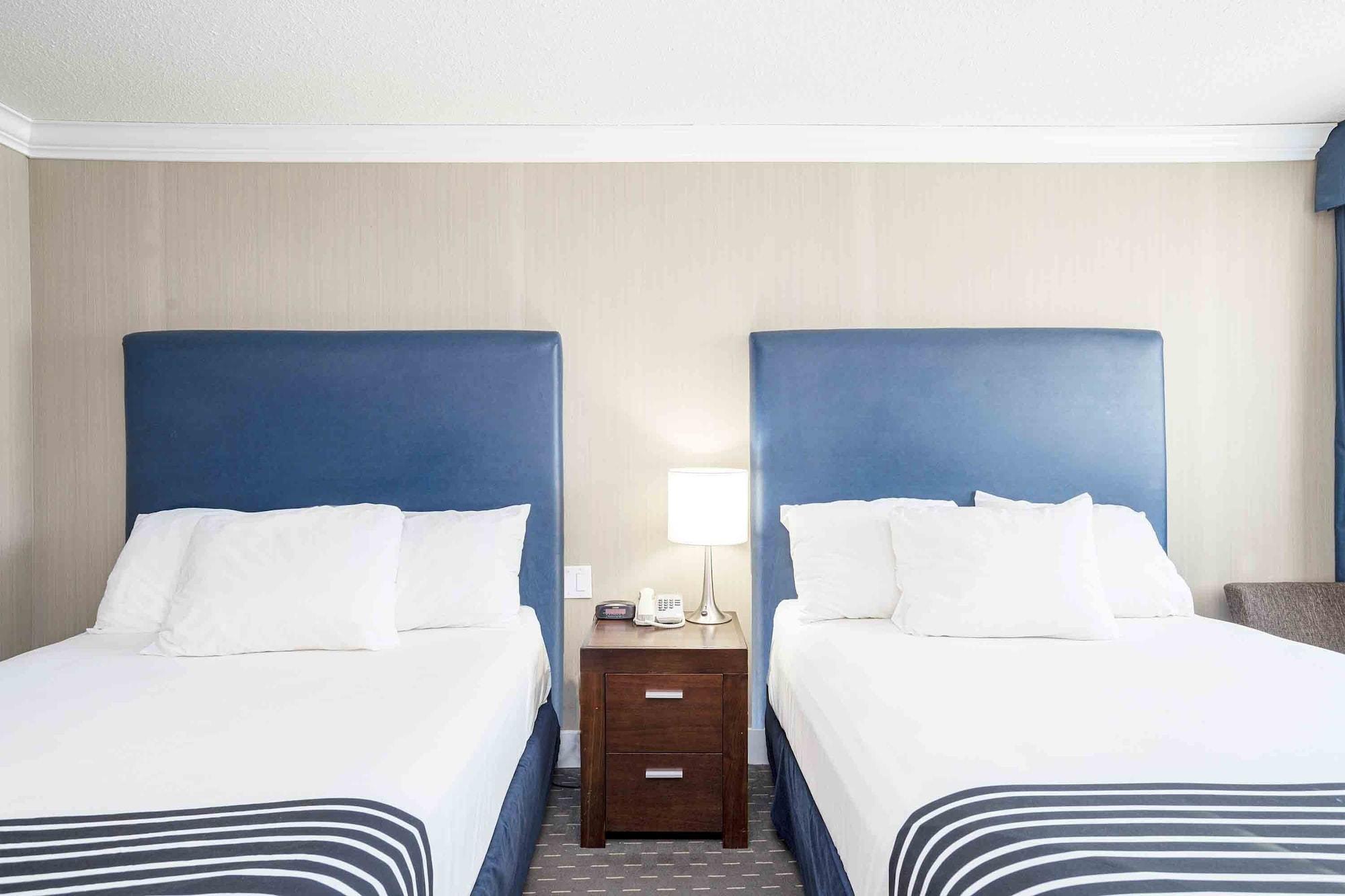 Sandman Inn Blue River Bagian luar foto